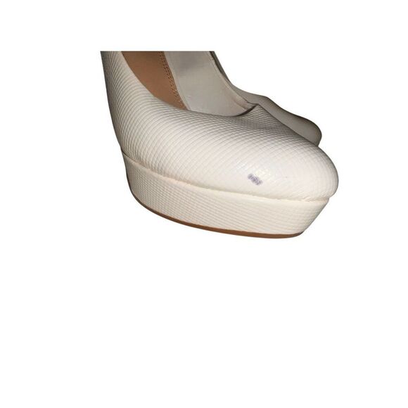 Gianni Bini Textured White Round Toe Stiletto Pumps 6.5 - Picture 2 of 5